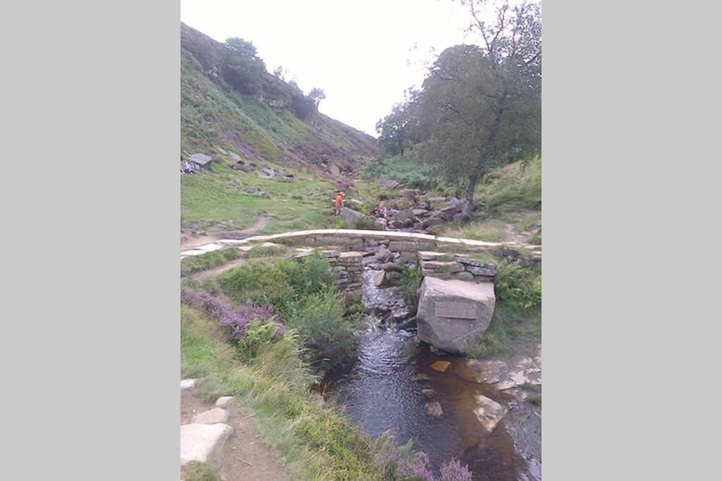Stones Cottage Farm: Rural Retreat with Gaming Barn and EV Charging Oxenhope Exterior photo